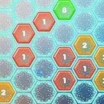 Sześciokątna siatka z numerami, w której komórki są wypełnione różnymi kolorami i liczbami, na tle w odcieniach niebieskiego