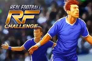 Dwóch piłkarzy w niebieskich strojach biegnie na tle publiczności, obok logo z napisem Real Football RF Challenge