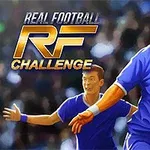 Dwóch piłkarzy w niebieskich strojach biegnie na tle publiczności, obok logo z napisem Real Football RF Challenge