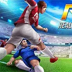 Piłkarz w czerwonym stroju strzela gola na tle stadionu, obok rywal w niebieskim stroju i bramkarz