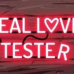 Neonowy napis Real Love Tester z sercem zamiast litery O na tle drewna
