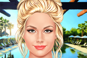 Portret blondynki z upiętymi włosami na tle basenu otoczonego palmami i leżakami