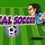 Dwóch rysunkowych piłkarzy, jeden na czerwono, drugi na niebiesko, z piłką nożną i napisem REAL SOCCER na środku boiska