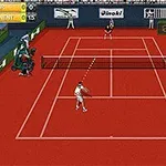 Kort tenisowy z widokiem z góry, czerwonym boiskiem, dwoma graczami oraz publicznością i sędziami na trybunach