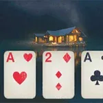 Cztery karty do gry z symbolami asa kier, dwójki karo, asa trefl i asa pik na tle domu na wodzie, oświetlonego w nocy