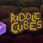 Fioletowy sześcian z geometrycznym wzorem obok napisu „Riddle Cubes” na tle kamienistego podłoża