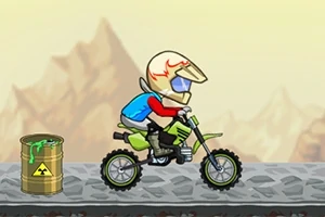 Postać w kasku jadąca na motocyklu obok beczki z niebezpiecznym materiałem na tle gór
