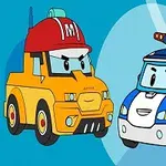 Dwa animowane samochody: żółty w kasku strażackim i niebieski z oznakowaniem policyjnym, na niebieskim tle