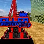 Rollercoaster na drewnianych torach z czerwonymi detalami i napisem Roller Coaster 2019 na pierwszym planie
