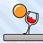 Pomarańczowa piłka w powietrzu tuż nad kieliszkiem z czerwonym płynem, stojącym na platformie