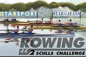 Zawodnicy w wyścigu wioślarskim na wodzie, w tle reklamy na tablicach