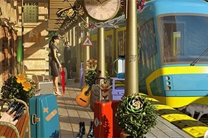 Na stacji kolejowej stoją kolorowe walizki, gitara, kwiaty, a w tle znajduje się niebiesko-żółty pociąg i ludzie