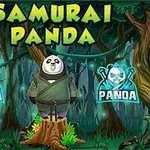 Panda ubrana w strój samuraja, stojąca na pieńku drzewa w lesie z dwoma neonowymi znakami PANDA po bokach