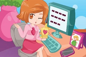 Dziewczyna z krótkimi brązowymi włosami siedzi przy biurku z komputerem, trzymając pudełko z sercem, a obok stoi wazon i ramka ze zdjęciem