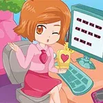 Dziewczyna z krótkimi brązowymi włosami siedzi przy biurku z komputerem, trzymając pudełko z sercem, a obok stoi wazon i ramka ze zdjęciem