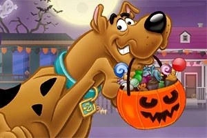 Scooby-Doo trzyma pomarańczowe wiaderko w kształcie dyni wypełnione cukierkami na tle księżycowej nocy z domem i dekoracjami Halloween