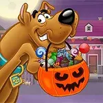 Scooby-Doo trzyma pomarańczowe wiaderko w kształcie dyni wypełnione cukierkami na tle księżycowej nocy z domem i dekoracjami Halloween