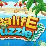 Kolorowy napis Sealife Puzzle z żabą wśród podwodnych motywów, z plażą, palmami i parasolami w tle