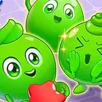 Trzy zielone, radosne stworki z dużymi oczami i liśćmi na głowach na jasnym tle w otoczeniu kolorowych przedmiotów