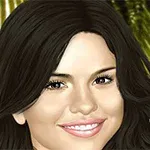 Portret młodej kobiety o ciemnych włosach i uśmiechniętej twarzy, na tle palm i błękitnego nieba