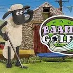 Owca w wełnianym futrze trzyma kij golfowy na trawniku, z napisem Baahmy Golf obok niej, na tle kamiennego budynku i kolorowych chorągiewek