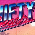 Napis Shifty Gears w stylu retro z różowym i niebieskim tłem oraz palmami