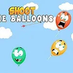 Strzała z łukiem celująca w zabawne balony na niebieskim tle z chmurkami