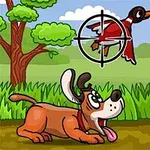 Pies z wywieszonym językiem patrzący na dwa lecące kaczki w lesie, z celownikiem na jednej z kaczek