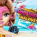 Postać z maseczką na twarzy trzymająca aparat fotograficzny na plaży z widocznym biletem lotniczym i ozdobną grafiką koktajlu