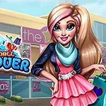 Kobieta z długimi blond włosami i różową sukienką trzyma torby na zakupy przed centrum handlowym