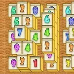 Kolorowe klocki z cyframi ułożone na drewnianym tle