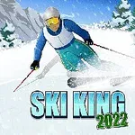 Narciarz zjeżdżający po zaśnieżonym stoku górskim w otoczeniu drzew, z dużym napisem Ski King 2022 na dole
