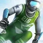 Narciarz w zielonym stroju i kasku zjeżdżający po ośnieżonym stoku górskim