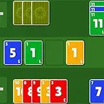 Kolorowe karty z liczbami na zielonym tle ułożone w kilku rzędach