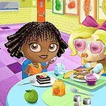 Dwie postacie siedzące przy stole jadalnym z jedzeniem, w kolorowym pomieszczeniu z plakatami owoców na ścianie