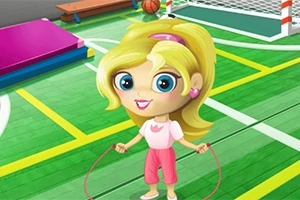 Dziewczynka skacząca na skakance na zielonym boisku z bramką w tle