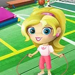 Dziewczynka skacząca na skakance na zielonym boisku z bramką w tle