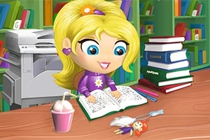 Dziewczynka z blond włosami siedzi przy biurku z książkami, napojem i zabawką, na tle regałów z kolorowymi książkami