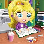 Dziewczynka z blond włosami siedzi przy biurku z książkami, napojem i zabawką, na tle regałów z kolorowymi książkami