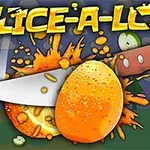 Nóż krojący pomarańczę, eksplozja soku i plasterki ogórka na tle z drzewami