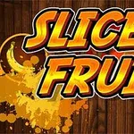 Kolorowy napis SLICE FRUIT na drewnianym tle z rozpryskami kolorowych farb i owocami