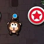 Małpka trzymająca niebieski przedmiot, otoczona przez dwa duże, czerwone cele z białymi gwiazdami na ciemnoszarym tle