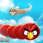 Czerwony i brązowy wąż z głowami ptaków na tle nieba i chmur