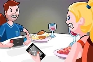 Para siedzi przy stole, robiąc gniewne miny; mężczyzna trzyma konsolę do gier, a kobieta smartfon z mapą; na stole znajdują się talerze z jedzeniem i kieliszki wina