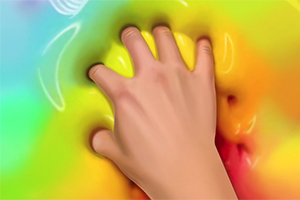 Ręka naciskająca kolorowy, tęczowy żel na gładkiej powierzchni