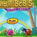 Dwa rysunkowe ślimaki, różowy i brązowy, w kapeluszach, na tle tęczy i lasu z przyciskiem PLAY pośrodku