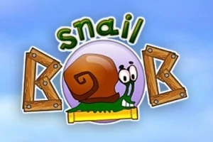 Ślimak o uśmiechniętej twarzy siedzący w otoczce napisu Snail Bob z drewnianymi elementami na tle błękitnego nieba