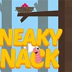 Żółty napis SNEAKY SNACK, różowy robak i ptak w gnieździe na tle leśnej scenerii
