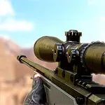 Ręka trzymająca karabin snajperski z celownikiem na tle pustynnego krajobrazu