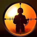 Sylwetka żołnierza w hełmie widziana przez celownik z ciepłym, pomarańczowym tłem zachodzącego słońca